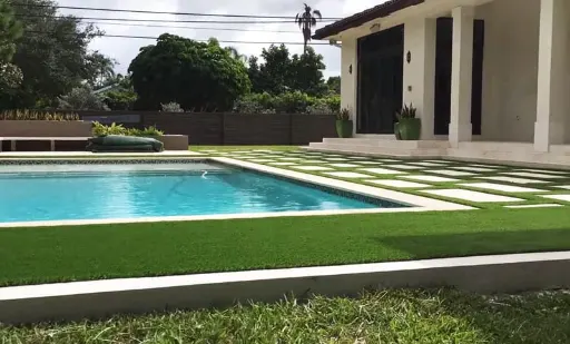 césped artificial piscina